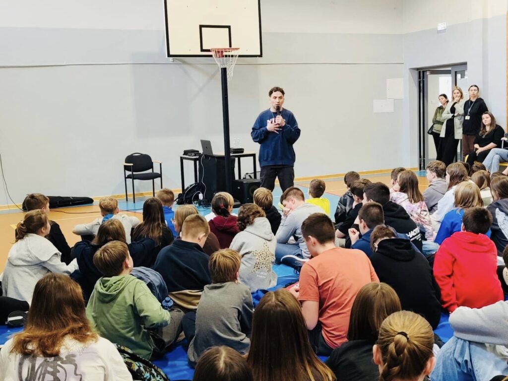 Uczniowie podczas spotkania z raperem