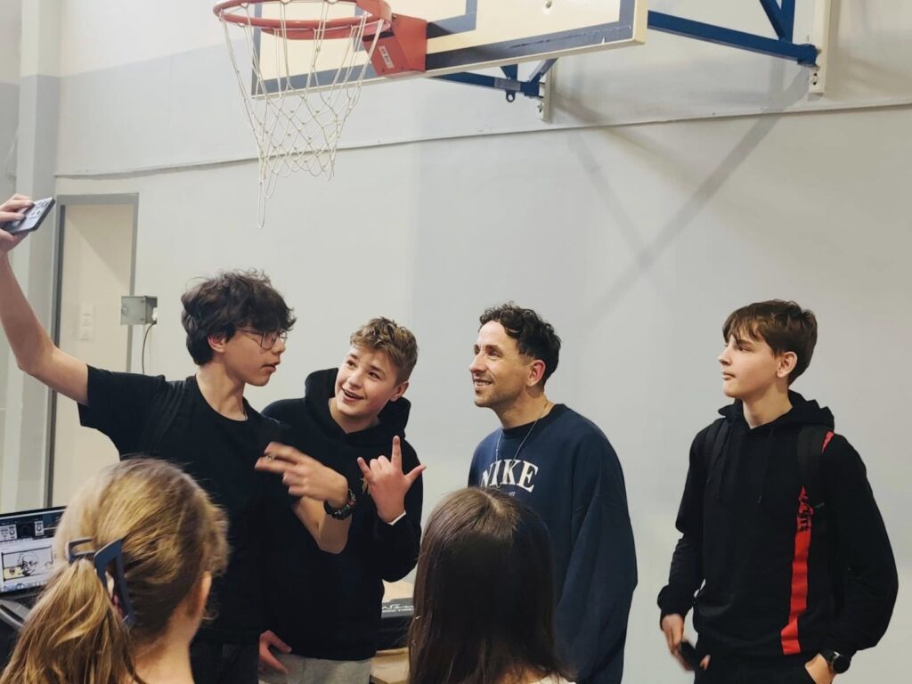 Uczniowie podczas spotkania z raperem