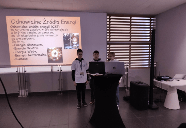Uczniowie biorący udział w Finale Ogólnopolskiego Konkursu Ekologicznego pod patronatem firmy Enea „Jesteś energią przyszłości”