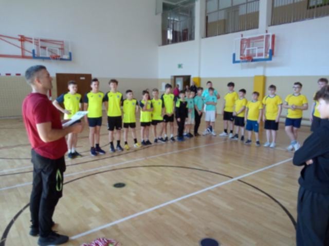 Uczestnicy zawodów gminnych w piłkę ręczną.