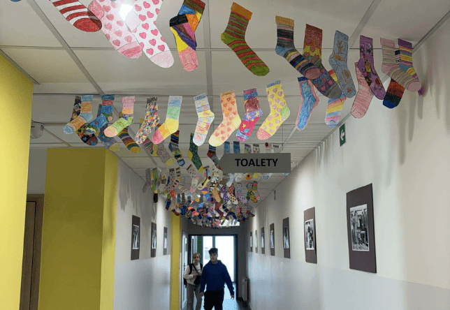 Udział uczniów w akcji "Wyjątkowa skarpetka-wyjątkowość jest wartością"