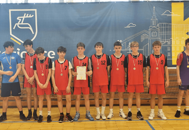 Szkolne zawody sportowe w piłce koszykowej chłopców z klas VII i VIII
