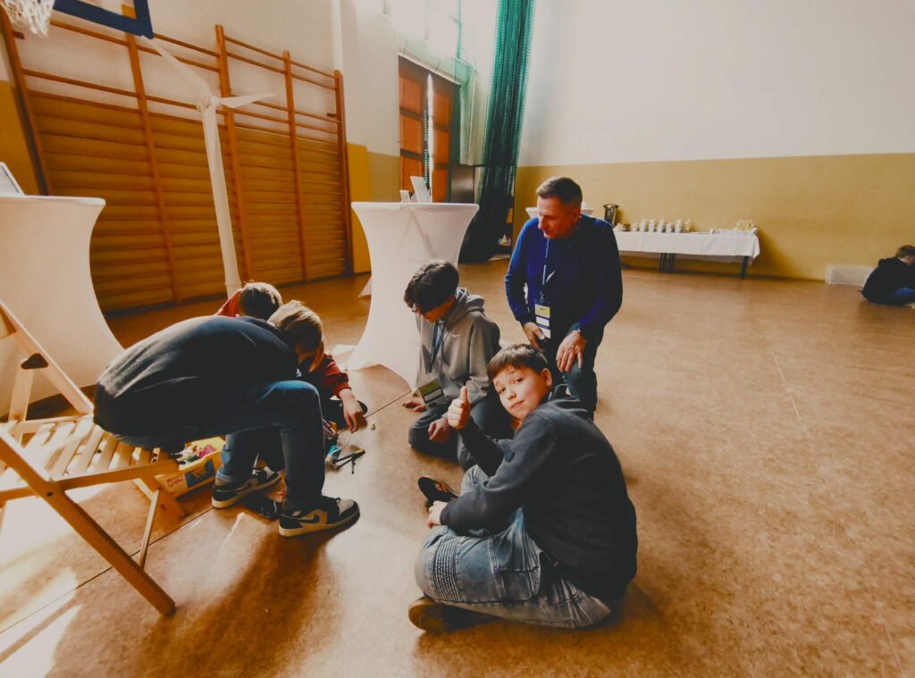 Uczestnicy konkursu "Jesteś energią przyszłości" wraz z opiekunem.