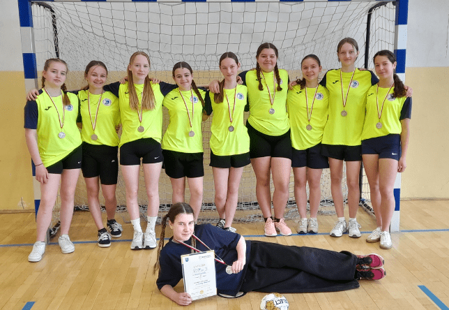 Drużyna dziewcząt w piłce ręcznej