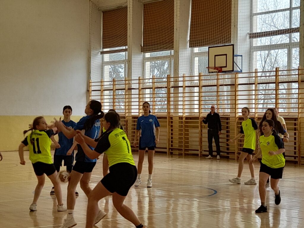 Drużyna dziewcząt w piłce ręcznej