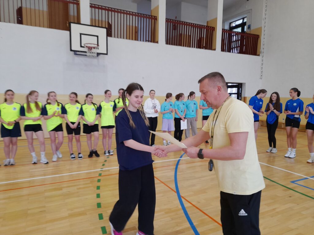 Drużyna dziewcząt w piłce ręcznej