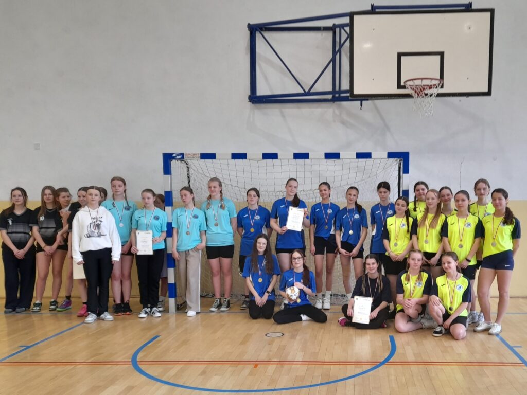 Drużyna dziewcząt w piłce ręcznej