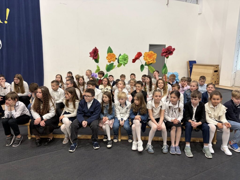 uczniowie na scenie podczas występu z okazji świąt wielkanocnych