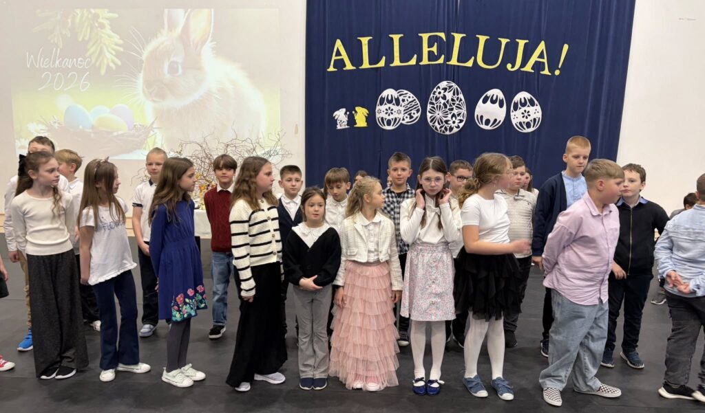 uczniowie na scenie podczas występu z okazji świąt wielkanocnych