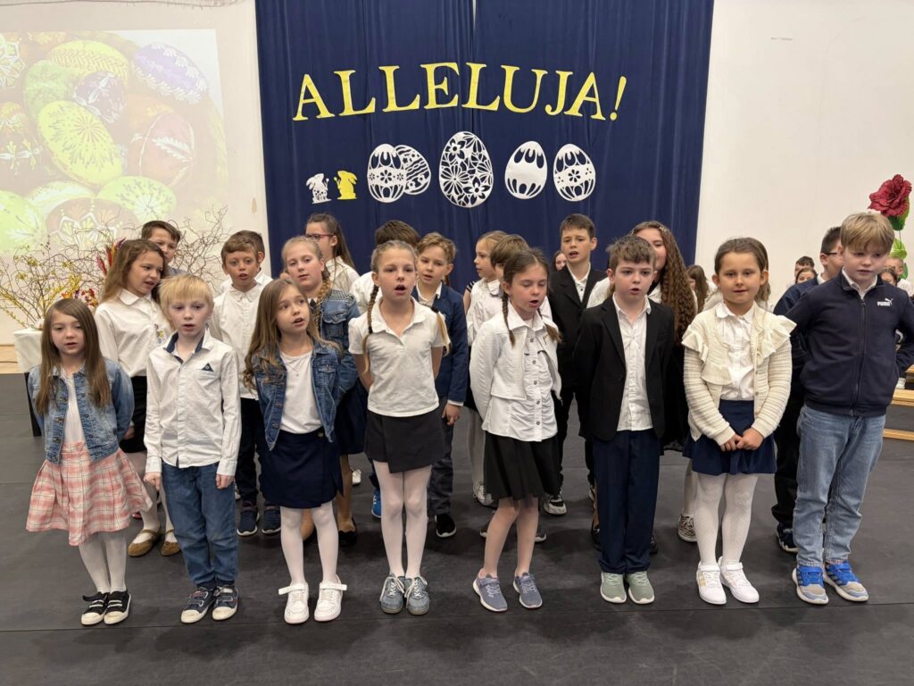 uczniowie na scenie podczas występu z okazji świąt wielkanocnych