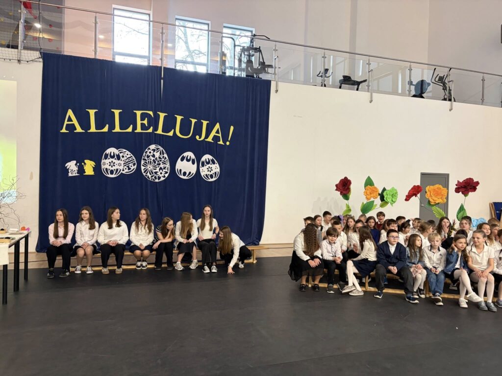 uczniowie na scenie podczas występu z okazji świąt wielkanocnych