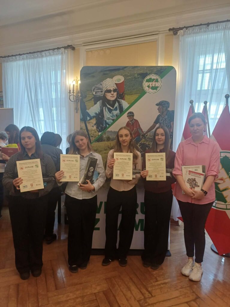 Uczestniczki konkursu "Moja Ojcowizna"