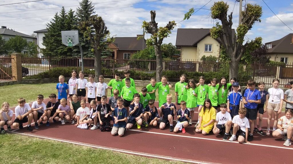 Uczestnicy zawodów gminnych w trójboju lekkoatletycznym dla uczniów klas IV i młodszych.