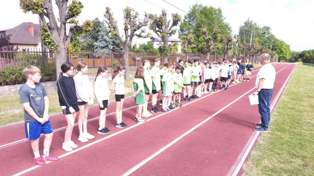 Uczestnicy zawodów gminnych w trójboju lekkoatletycznym dla uczniów klas IV i młodszych.