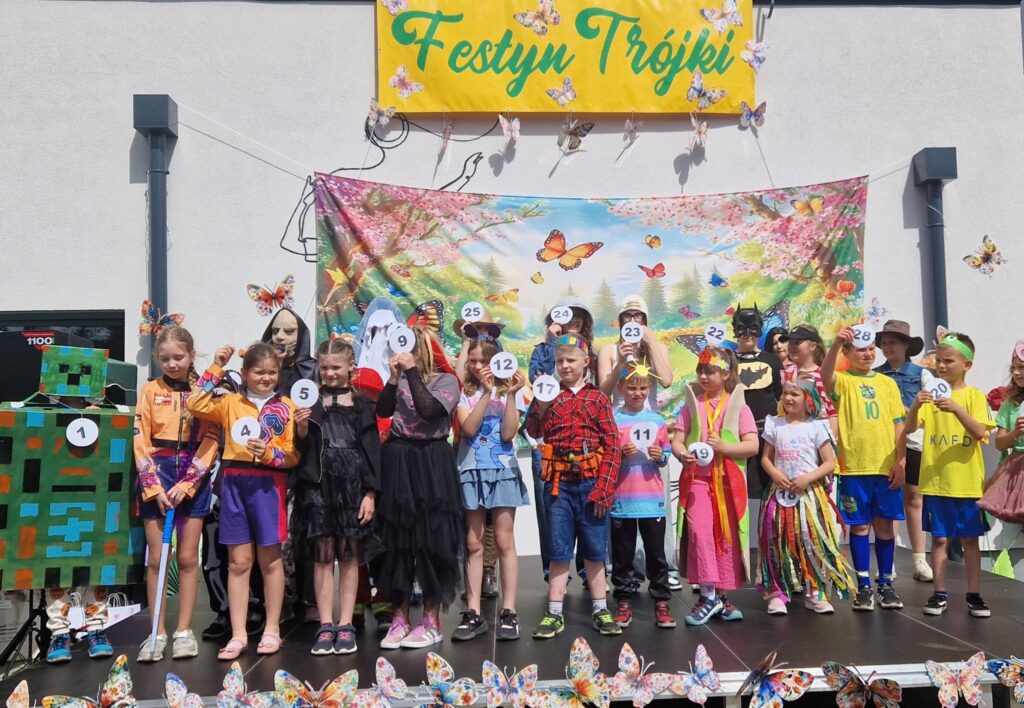 Uczestnicy Festynu Trójki w przebraniach.