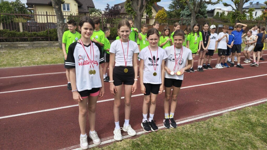 Uczestnicy zawodów gminnych w trójboju lekkoatletycznym dla uczniów klas IV i młodszych.
