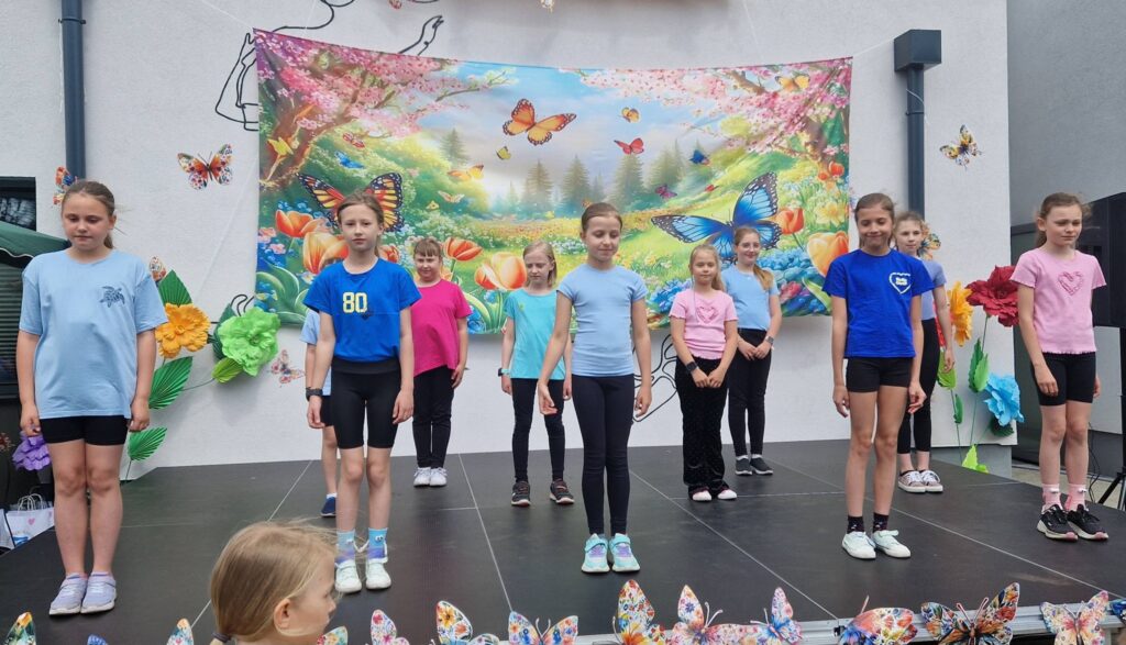 Uczniowie klasy 3 podczas występów.