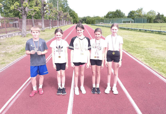 Gminne zawody w trójboju lekkoatletycznym dla uczniów klas IV i młodszych ze szkół podstawowych.
