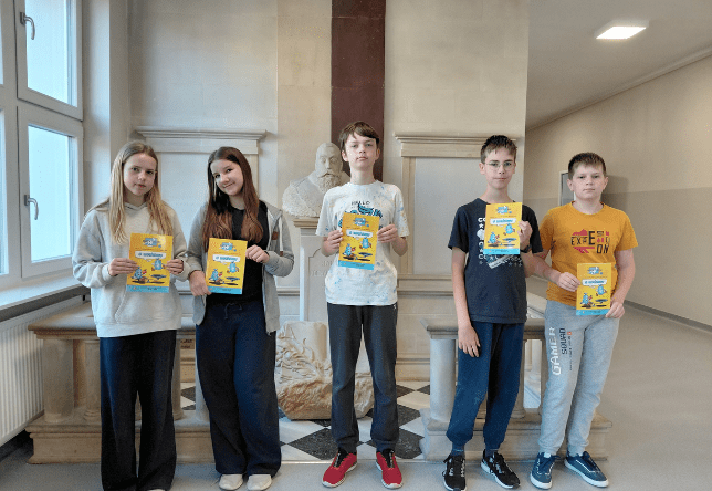Uczniowie biorący udział w konkursie matematycznym Kangur
