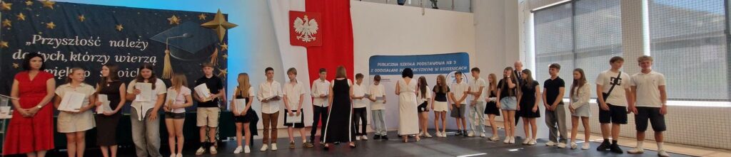 Uczniowie klas wraz z wychowawcami.