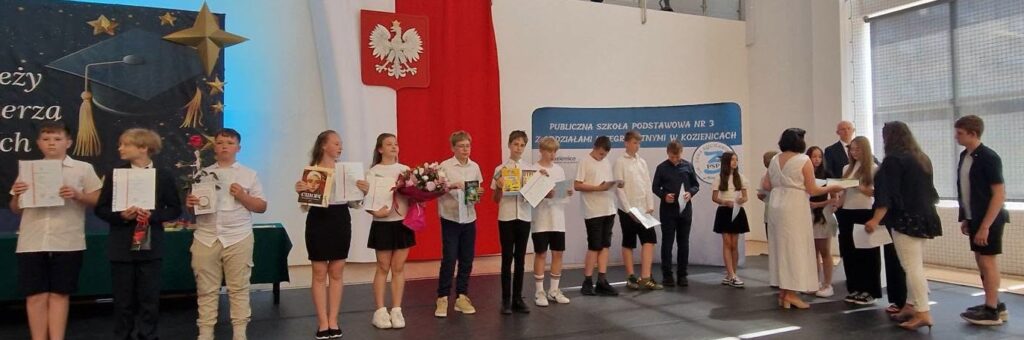 Uczniowie klas wraz z wychowawcami.