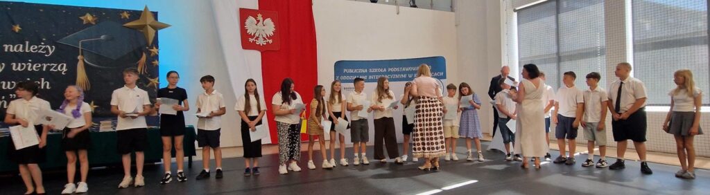 Uczniowie klas wraz z wychowawcami.
