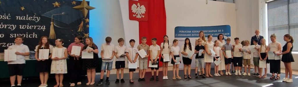 Uczniowie klas wraz z wychowawcami.