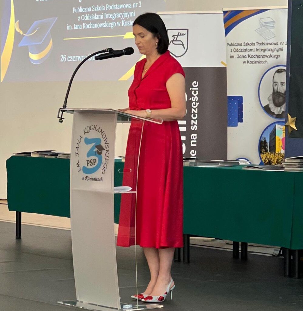 Pani Agnieszka Woźniak dyrektor szkoły.