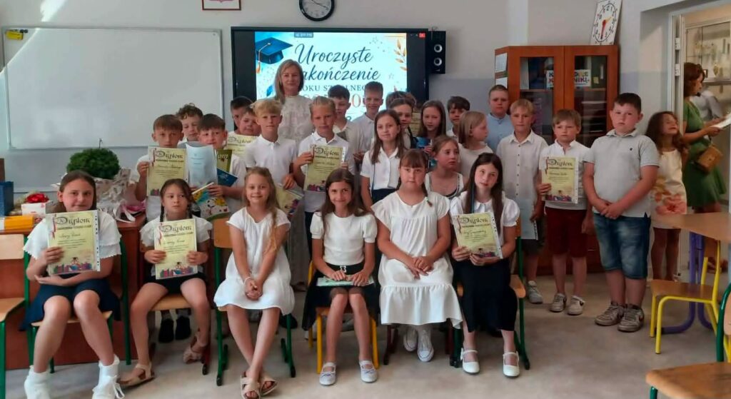 Uczniowie klas wraz z wychowawcami.