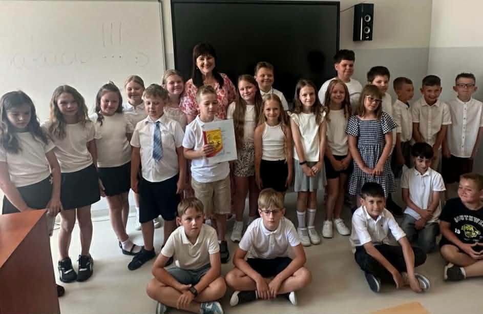 Uczniowie klas wraz z wychowawcami.