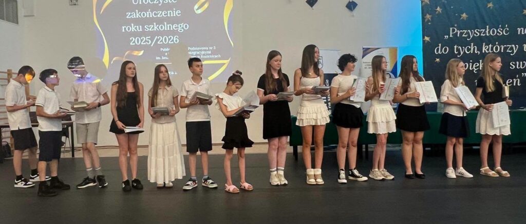 Uczniowie klas wraz z wychowawcami.