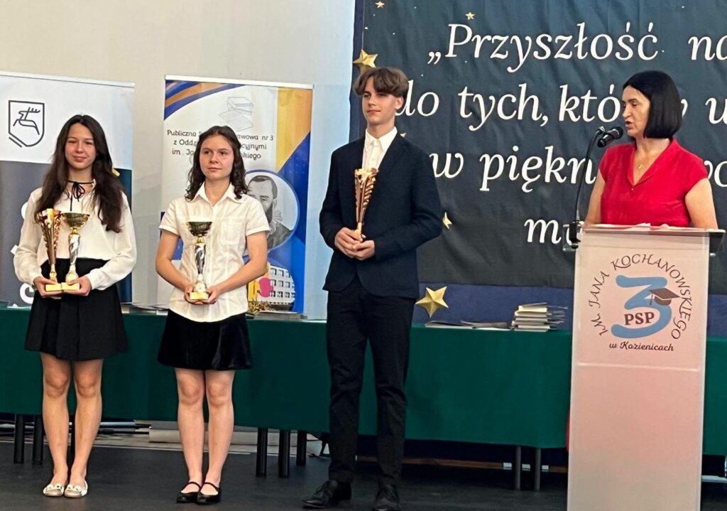 Wręczenie pucharów uczniom klas
ósmych.