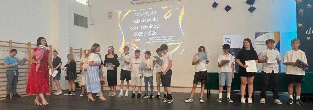 Uczniowie klas wraz z wychowawcami.