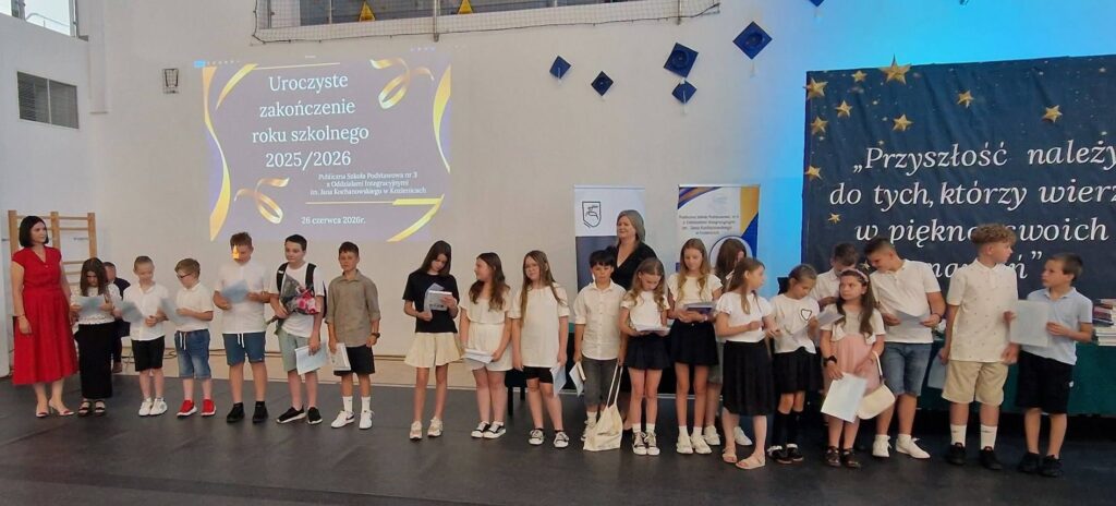 Uczniowie klas wraz z wychowawcami.