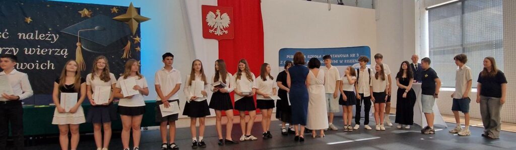 Uczniowie klas wraz z wychowawcami.