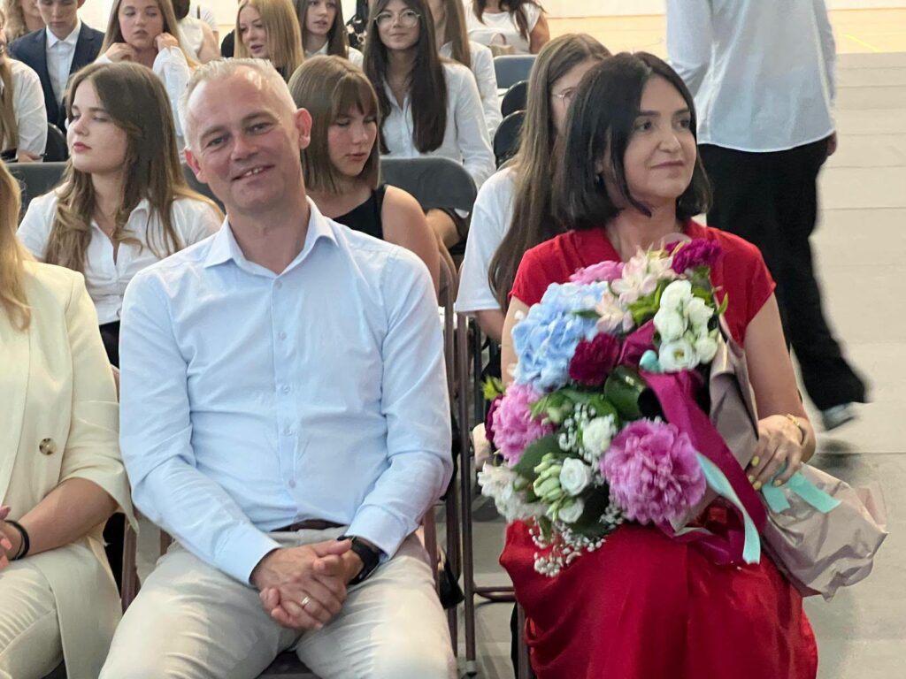 Przewodniczący Rady Gminy Krzysztof Zając z panią dyrektor Agnieszką Woźniak.