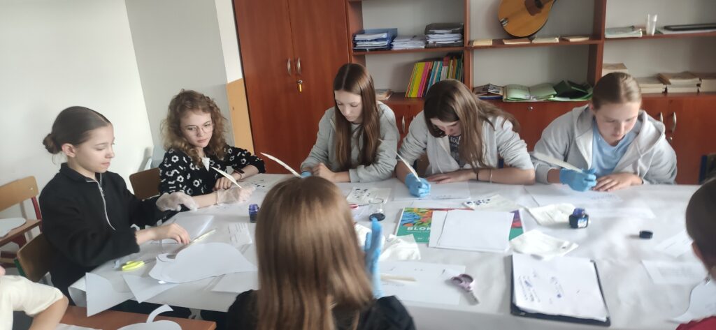 Uczniowie podczas warsztatów "Magia pióra"