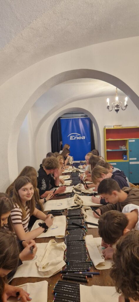 Uczniowie podczas wycieczki do Czarnolasu