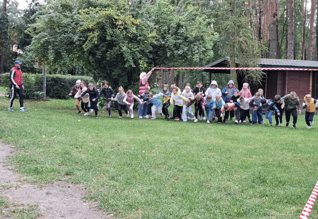 uczniowie biorący udział w II biegu po zdrowie PCK