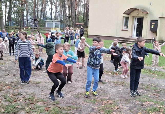 uczniowie biorący udział w II biegu po zdrowie PCK