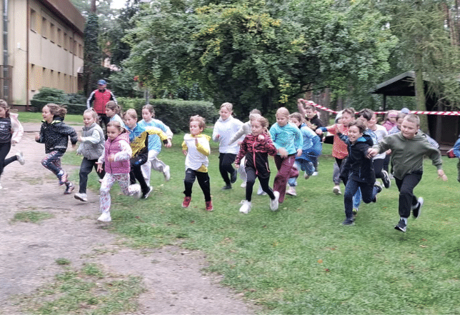 uczniowie biorący udział w II biegu po zdrowie PCK